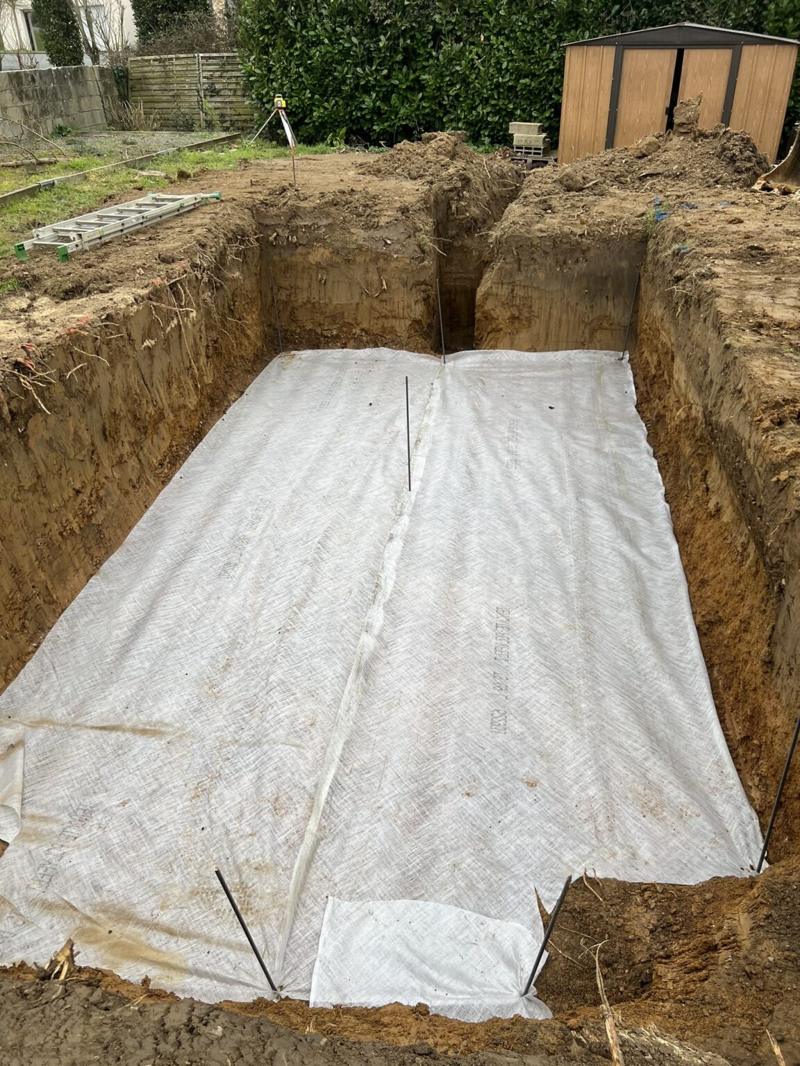 Chantier de construction de piscine réalisé par Marionneau TP en Vendée.